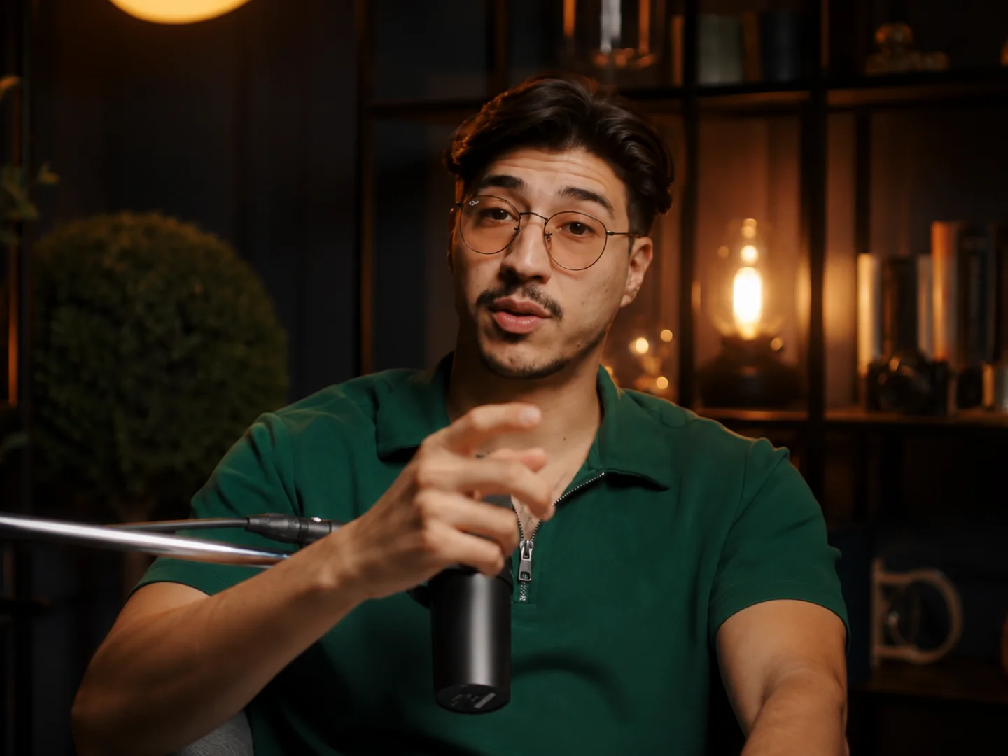 Presentador de podcast hablando al micrófono para un clip de podcast vertical