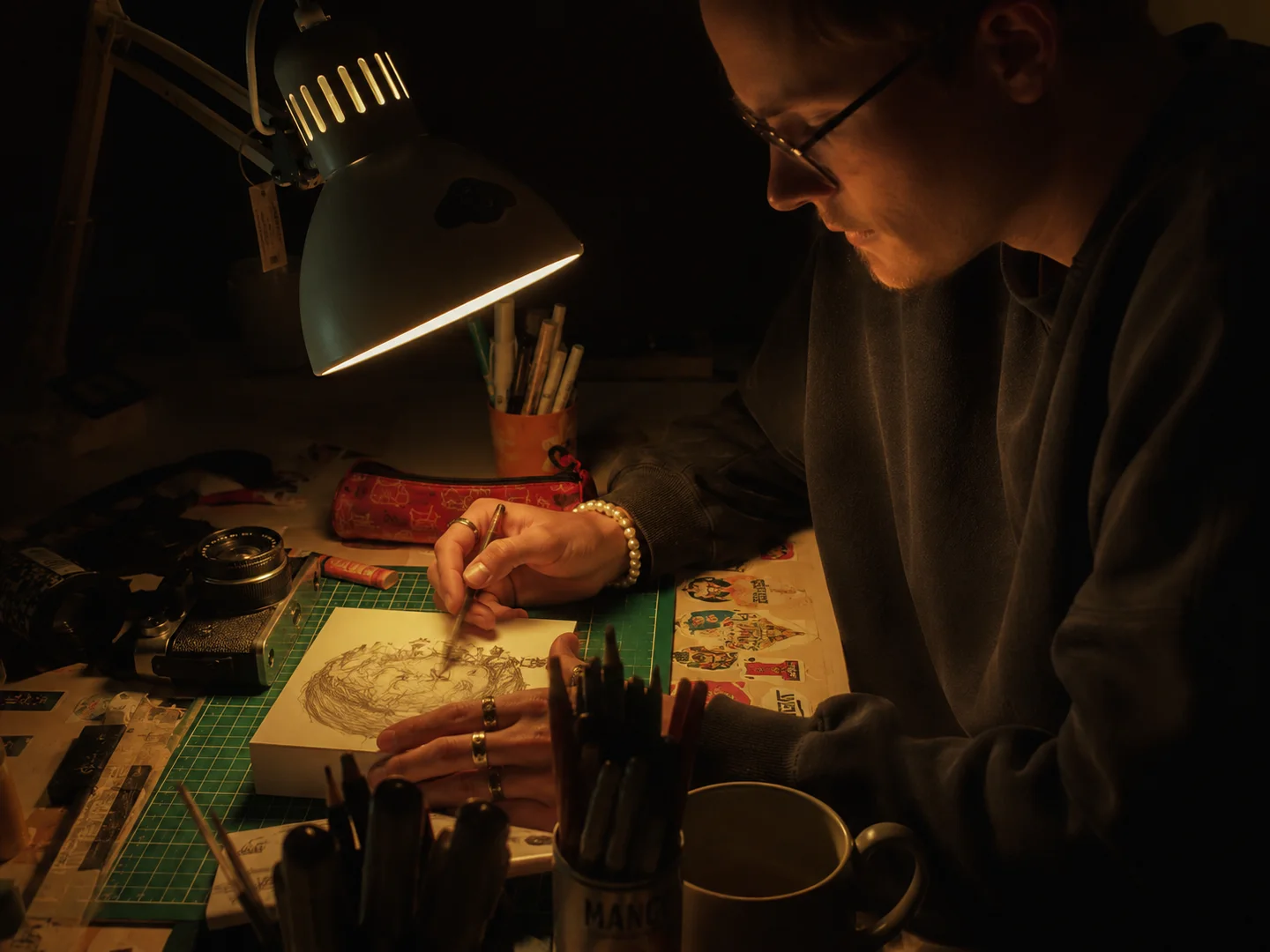 Artista creando una escena de tutorial para estudiantes móviles en formato vertical