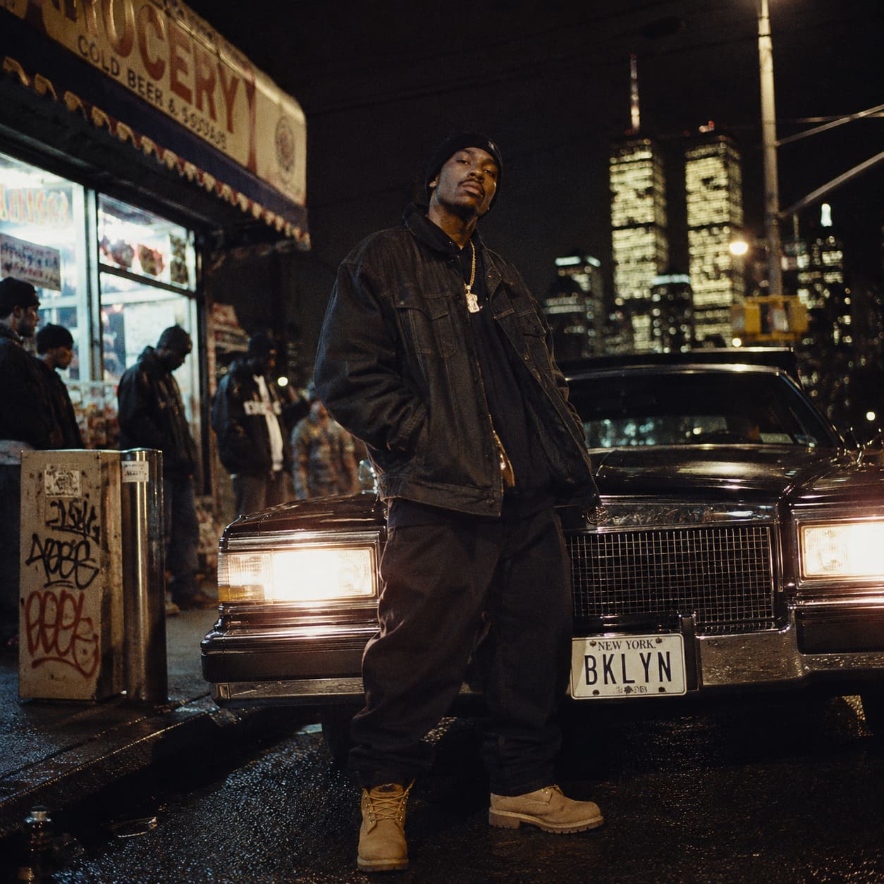 Portada de álbum hip-hop con IA con un rapero de pie frente a un coche vintage en una calle de Brooklyn de noche.
